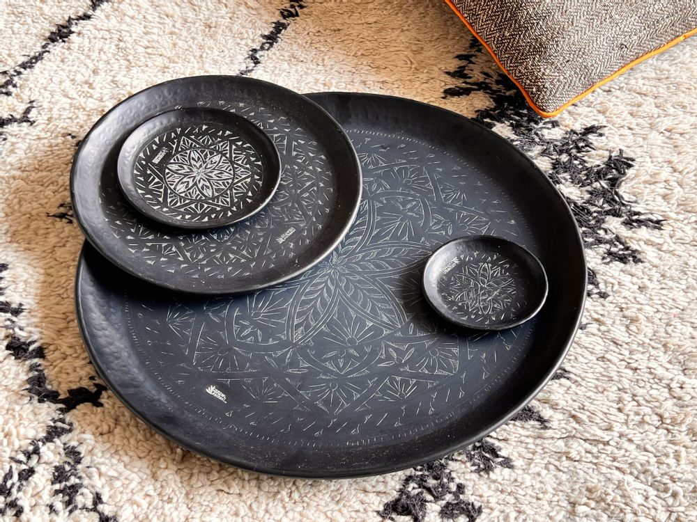 Decorative objects - BLACK BRASS TRAY ENGRAVED WITH 'ARABESK' - KARAWAN AUTHENTIC