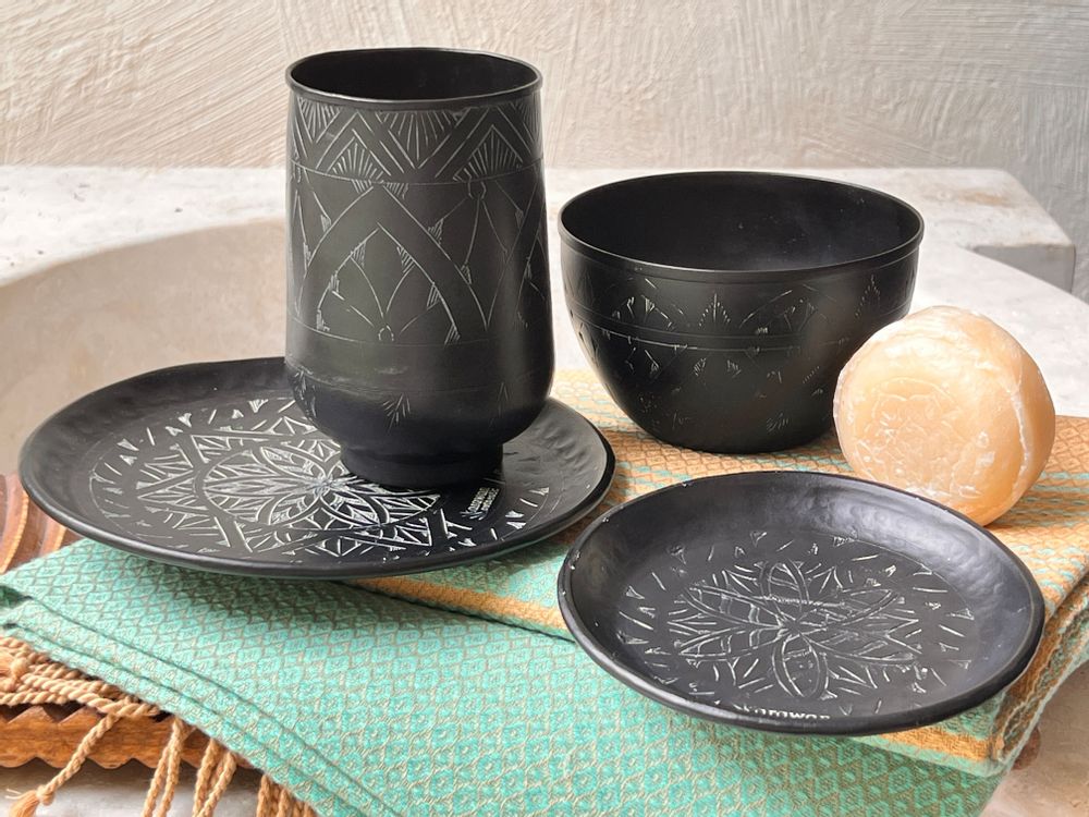 Decorative objects - BLACK BRASS TRAY ENGRAVED WITH 'ARABESK' - KARAWAN AUTHENTIC