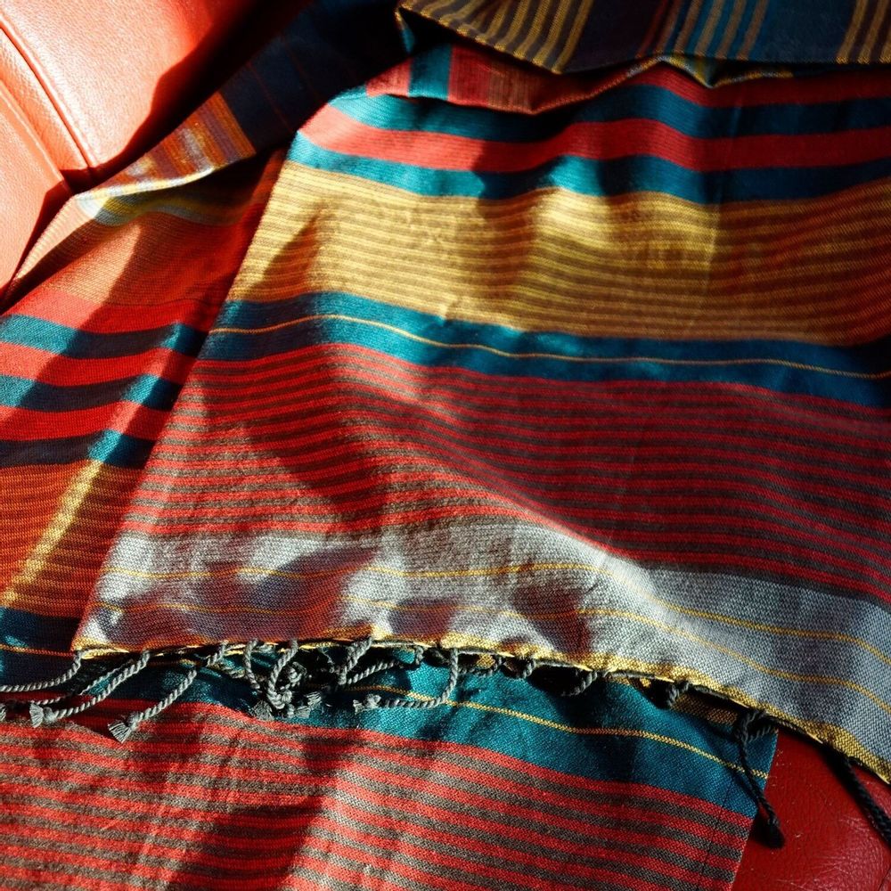 Serviettes de bain - FOUTA TISSÉE EN COTON BIOLOGIQUE - EBENE - couleur RED BLUE - KARAWAN AUTHENTIC