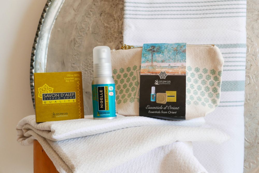 Coffrets et boîtes - TROUSSE CADEAU BIEN-ÊTRE HAMMAM - ESSENTIELS D'ORIENT - KARAWAN AUTHENTIC