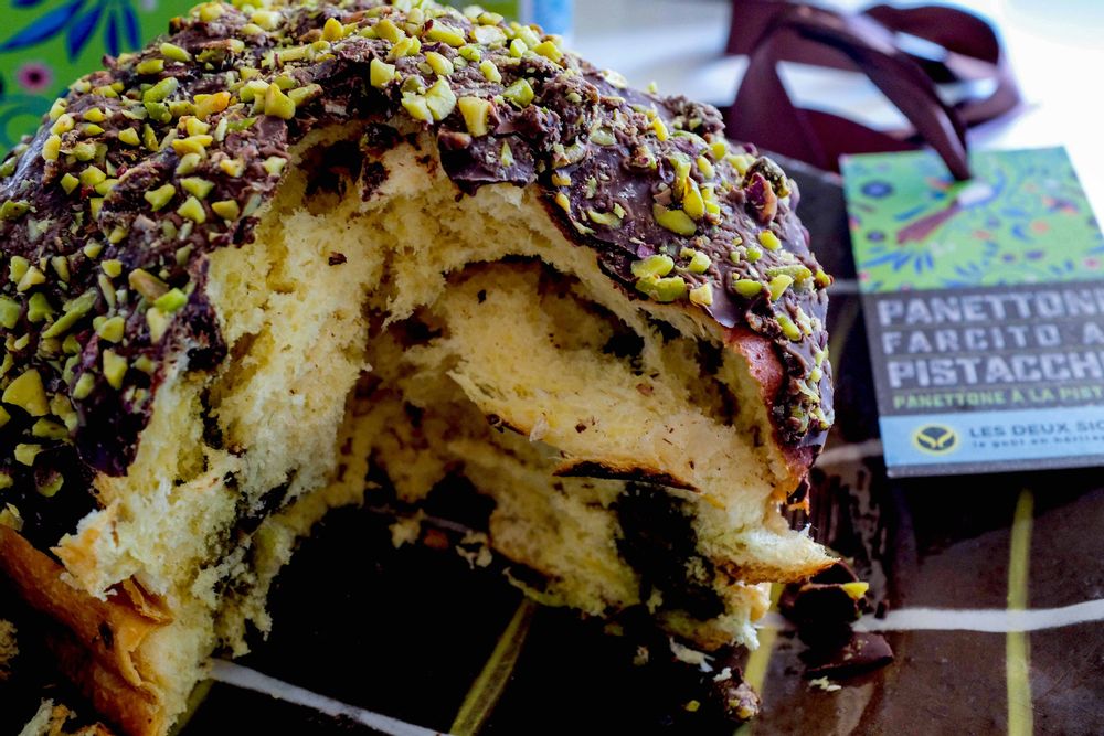 Delicatessen - Panettone with pistachio cream covered with dark chocolate - LES DEUX SICILES