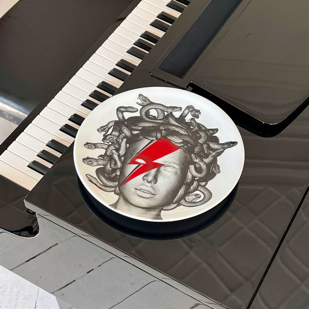 Mugs - MEDUSA IS BEAUTIFUL NOW - GORGO IRUKA