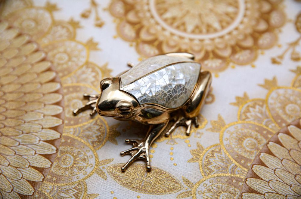 Decorative objects - Frog box made of recycled brass and natural mother-of-pearl - WILD BY MOSAIC