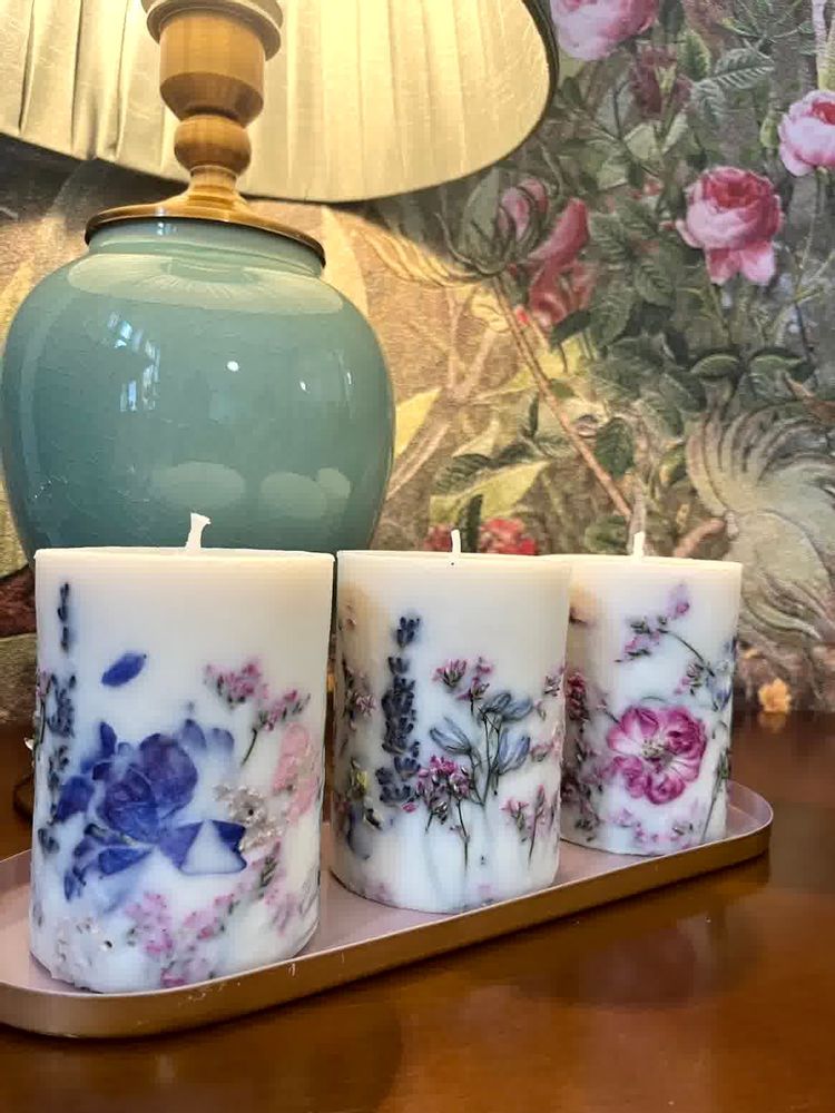 Décorations florales - Grande collection de bougies en cire de soja Marie Antoinette avec parfum de lavande et de camomille - BOTANNI