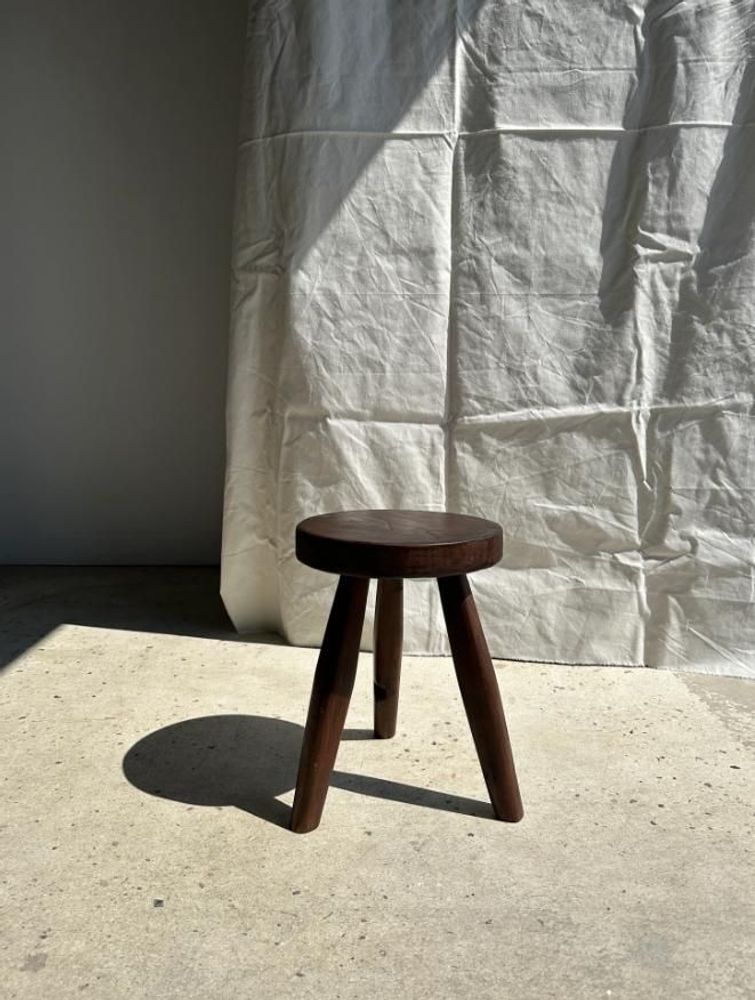 Petit tabouret en bois massif brun assise circulaire creusée H: 40 cm –  OfficeObjets