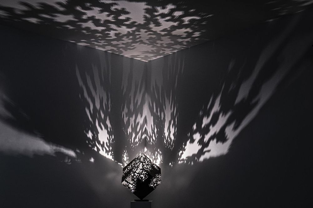 Pièces uniques - sculpture lumineuse en acier motif "Couture" - ALEXANDRE DOUCET