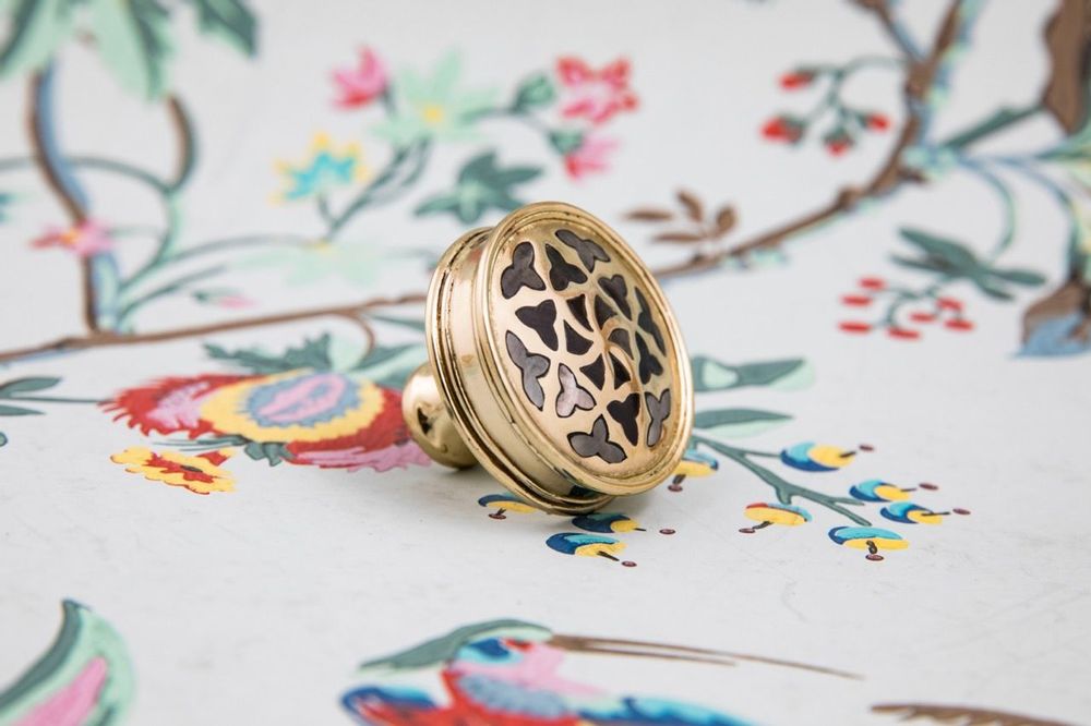 Decorative objects - Round brass button with mother-of-pearl patterns - WILD BY MOSAIC