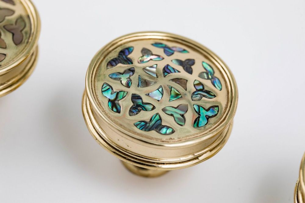 Decorative objects - Round brass button with mother-of-pearl patterns - WILD BY MOSAIC