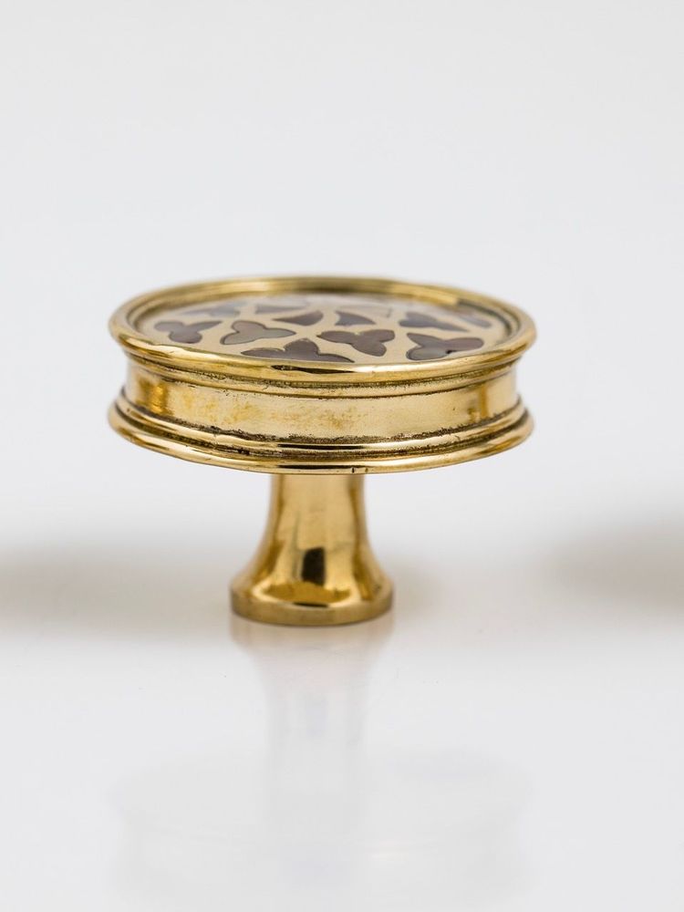 Decorative objects - Round brass button with mother-of-pearl patterns - WILD BY MOSAIC