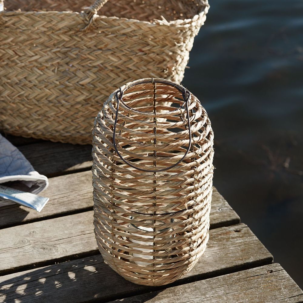 Lampes de table extérieures - Bougeoir, herbe de mer et métal, avec insert en verre. - IB LAURSEN