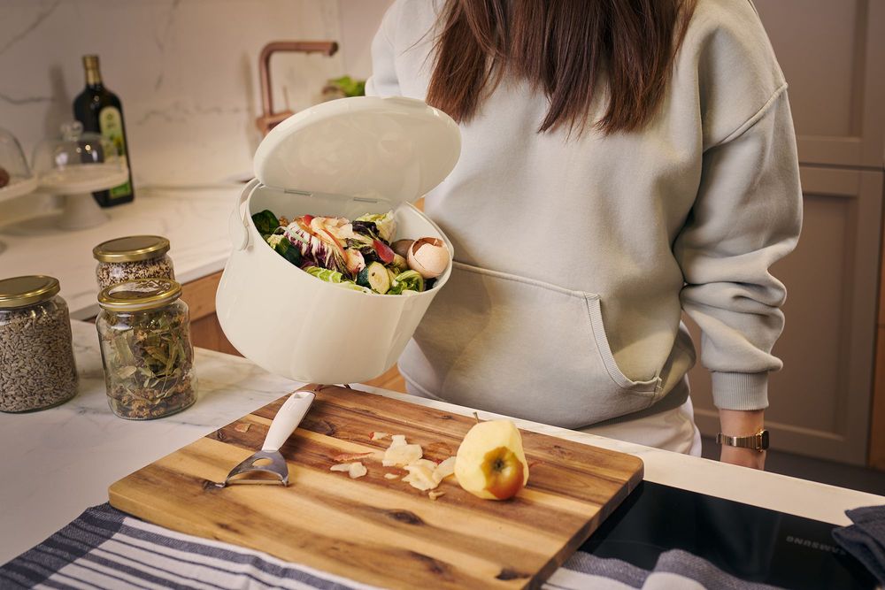Gifts - Kitchen waste bin - ORGANKO DAILY (cream white) - PLASTIKA SKAZA - EXCEEDING EXPECTATIONS