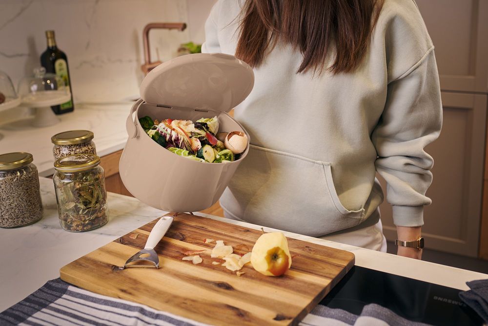 Gifts - Kitchen waste bin - ORGANKO DAILY (cappuccino) - PLASTIKA SKAZA - EXCEEDING EXPECTATIONS
