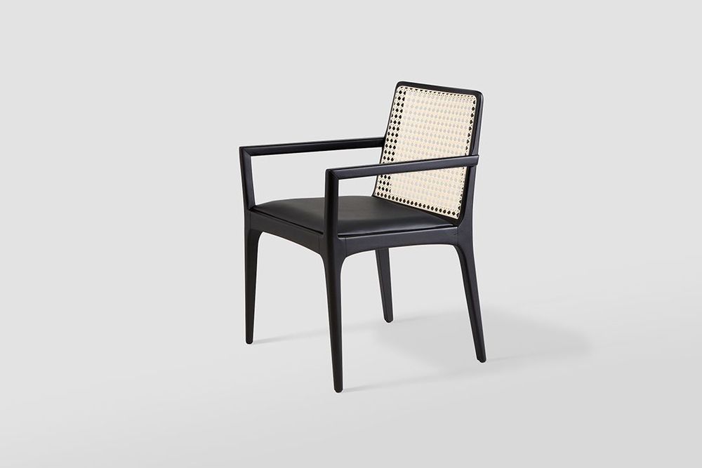 Chaises de jardin - "JULIA" CHAISE MINIMALISTE AVEC ACCOUDOIRS EN BOIS MASSIF - ALESSANDRA DELGADO DESIGN
