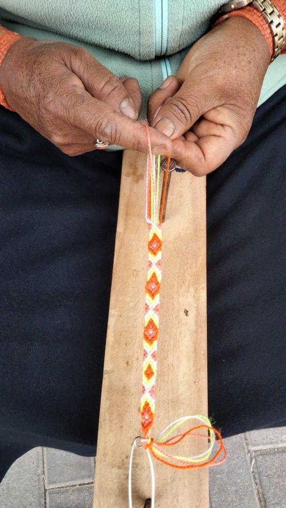 Bijoux - Pack : Lot de 50 Bracelets brésiliens variés + un présentoir en bois - HUAIRURO