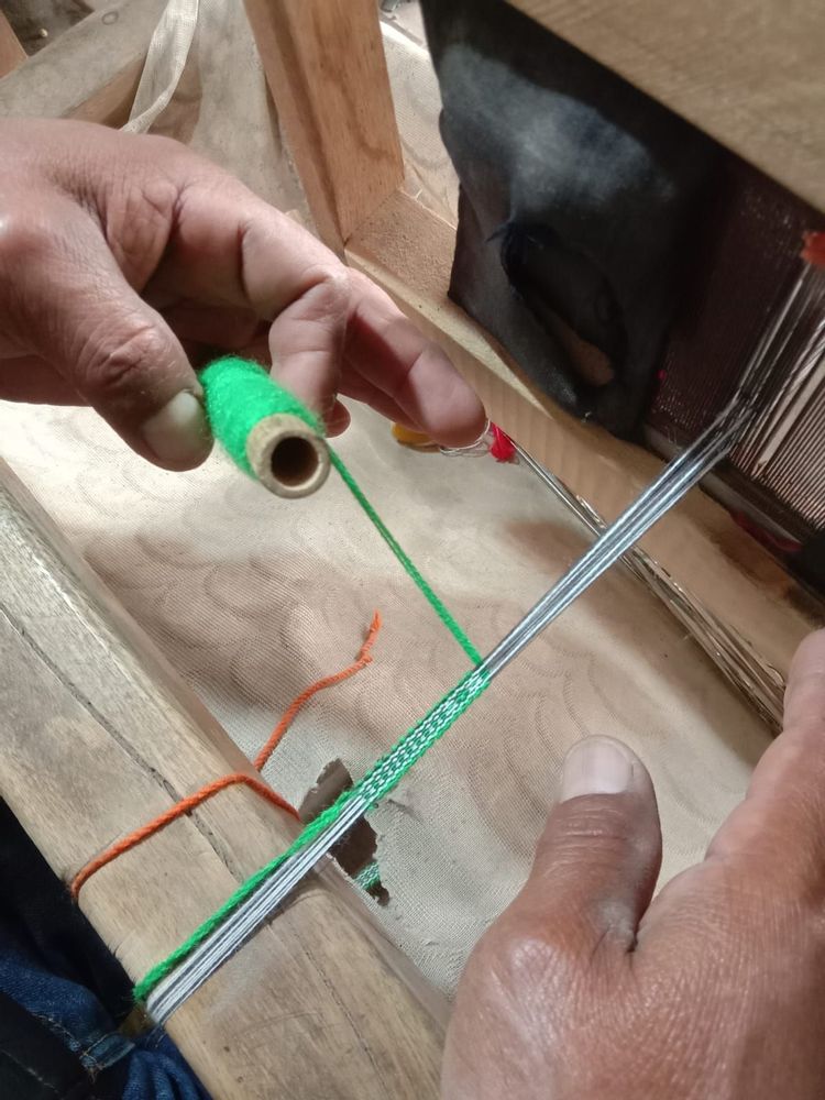 Bijoux - Pack : Lot de 50 Bracelets brésiliens variés + un présentoir en bois - HUAIRURO