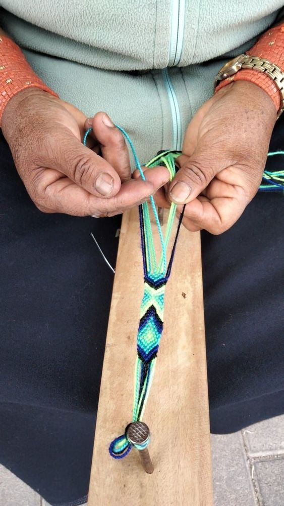 Bijoux - Pack : Lot de 50 Bracelets brésiliens variés + un présentoir en bois - HUAIRURO