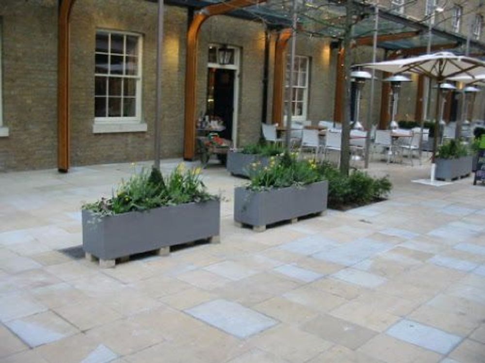 Pots de fleurs - Abreuvoirs géométriques - CAPITAL GARDEN PRODUCTS LTD