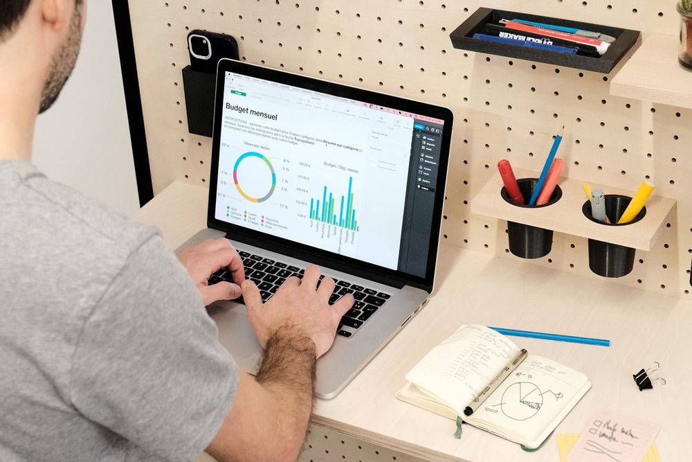 Aménagements pour bureau - Panneau perforé Pegboard pour espace Workspace - QUARK