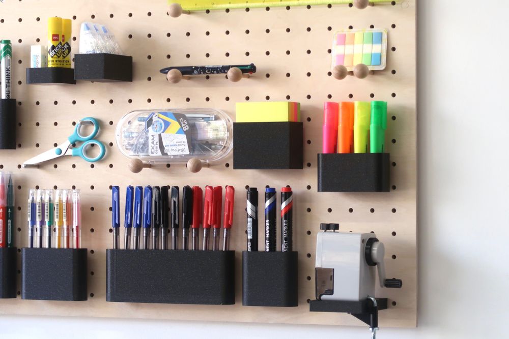 Loisirs créatifs pour enfant - Étagère murale panneau perforé Pegboard pour l'organisation du bureau en bois naturel - Système de rangement modulaire - QUARK