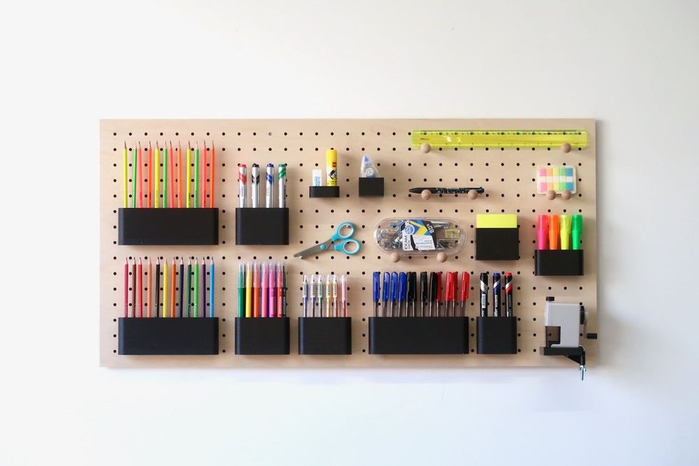 Loisirs créatifs pour enfant - Étagère murale panneau perforé Pegboard pour l'organisation du bureau en bois naturel - Système de rangement modulaire - QUARK