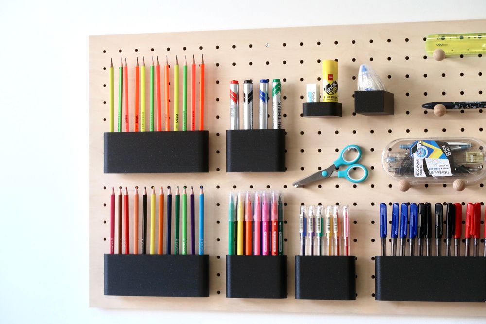 Loisirs créatifs pour enfant - Étagère murale panneau perforé Pegboard pour l'organisation du bureau en bois naturel - Système de rangement modulaire - QUARK