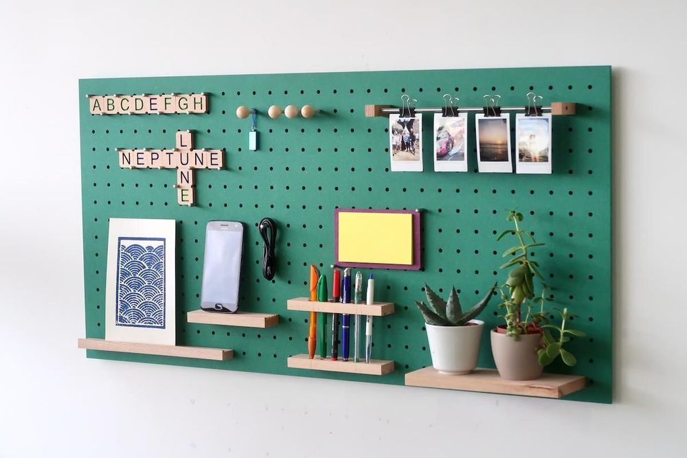 Loisirs créatifs pour enfant - Étagère murale panneau perforé Pegboard pour l'organisation du bureau en bois naturel - Système de rangement modulaire - QUARK