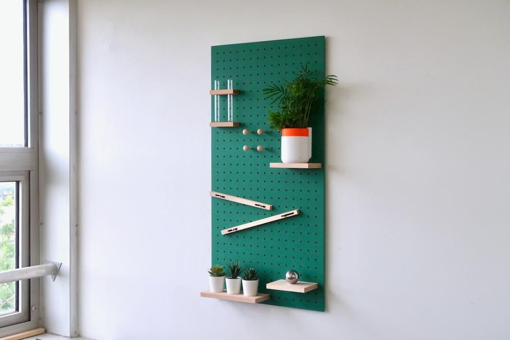 Loisirs créatifs pour enfant - Étagère murale panneau perforé Pegboard pour l'organisation du bureau en bois naturel - Système de rangement modulaire - QUARK