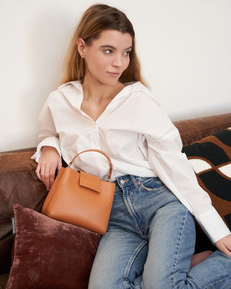 Sacs et cabas - Sac à main Vegan en cuir végétal Camel | forme sceau - CARMEN & SIMONE