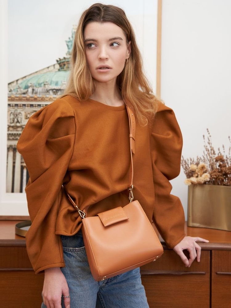 Sacs et cabas - Sac à main Vegan en cuir végétal Camel | forme sceau - CARMEN & SIMONE