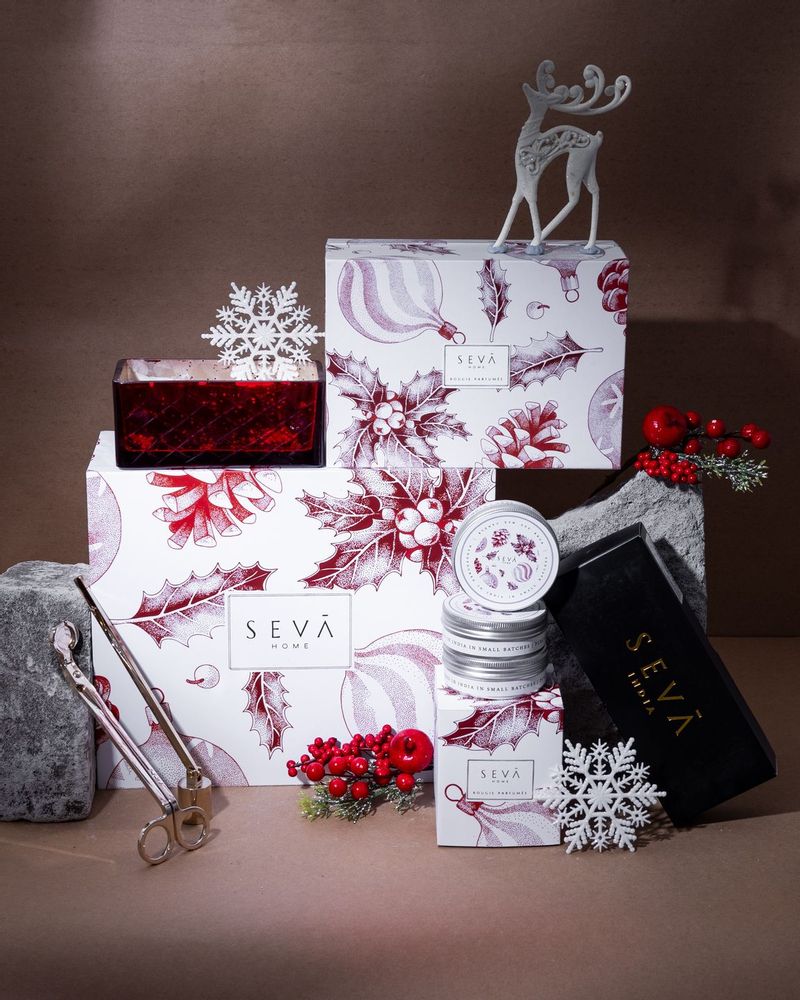 Bougies - Panier à motif décoratif Holly Jolly - (bougie en rubis, kit d'entretien pour bougies et lot de voyage de 3) - SEVA HOME