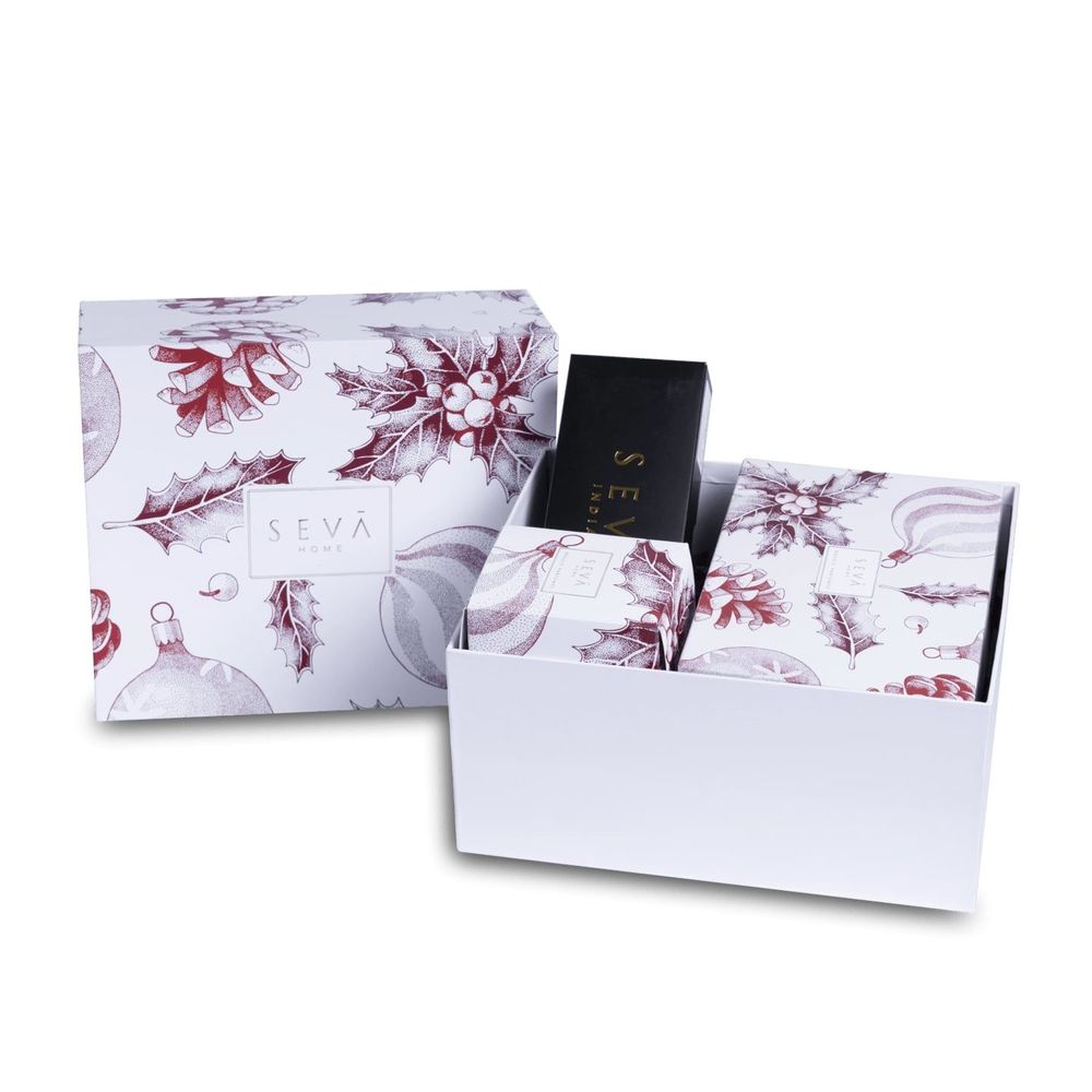 Bougies - Panier à motif décoratif Holly Jolly - (bougie en rubis, kit d'entretien pour bougies et lot de voyage de 3) - SEVA HOME