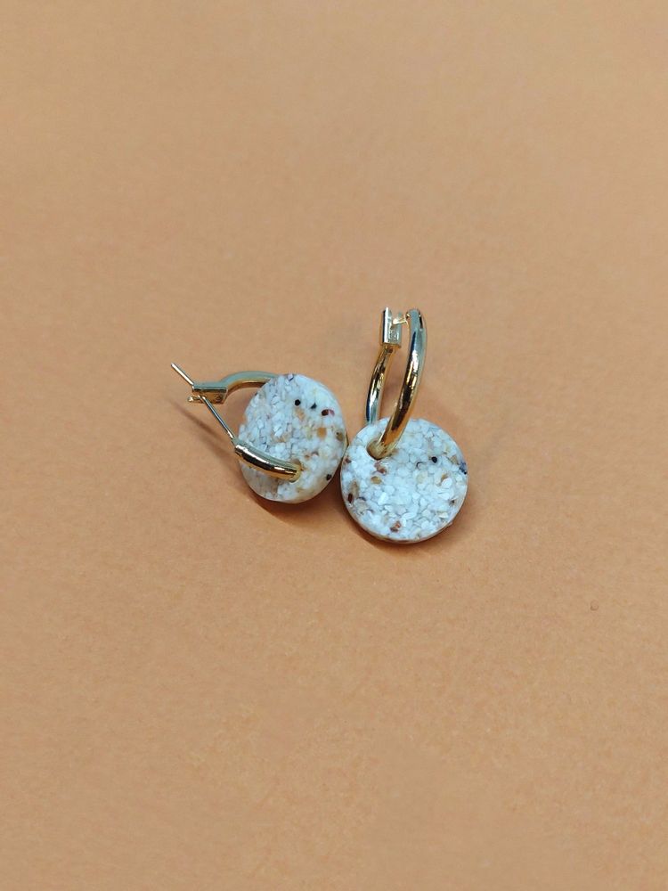 Bijoux - Boucles d’oreilles Créoles en laiton plaquée or et pendentif rond en matières recyclée - Materialys - MATERIALYS