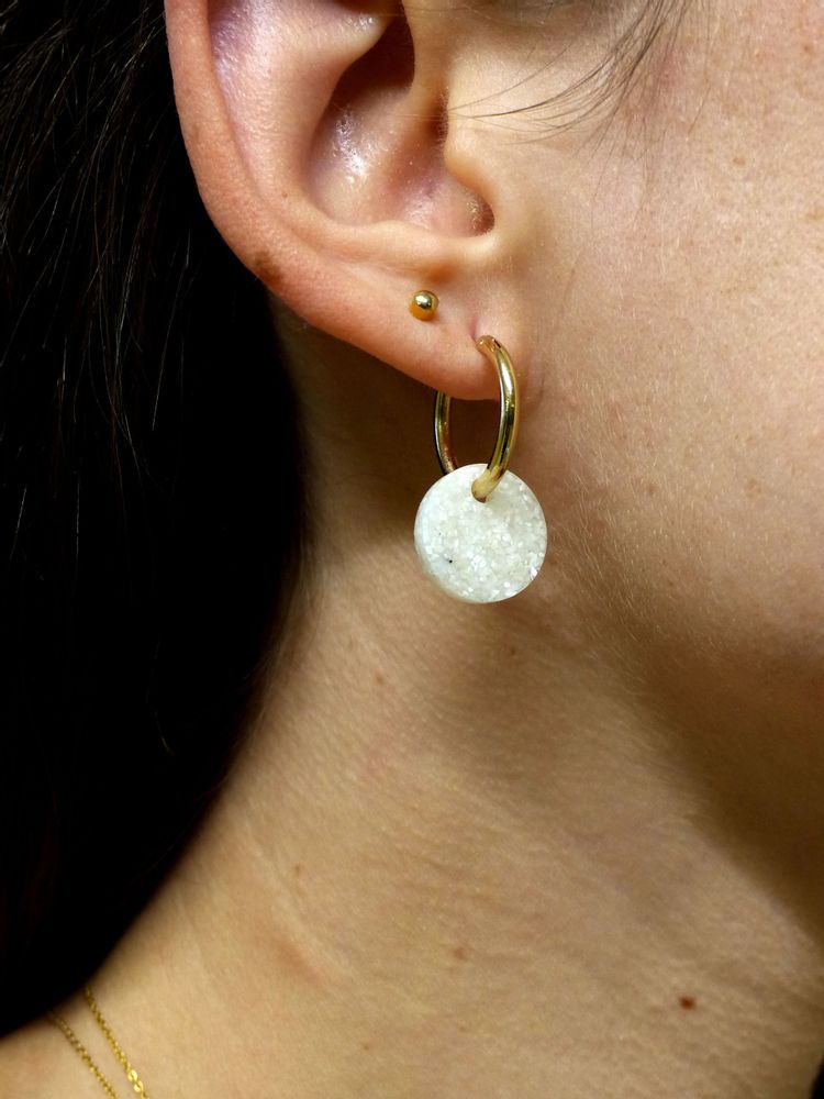 Bijoux - Boucles d’oreilles Créoles en laiton plaquée or et pendentif rond en matières recyclée - Materialys - MATERIALYS