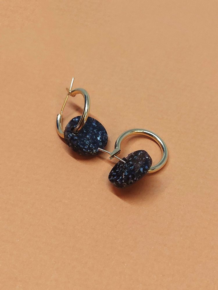 Bijoux - Boucles d’oreilles Créoles en laiton plaquée or et pendentif rond en matières recyclée - Materialys - MATERIALYS