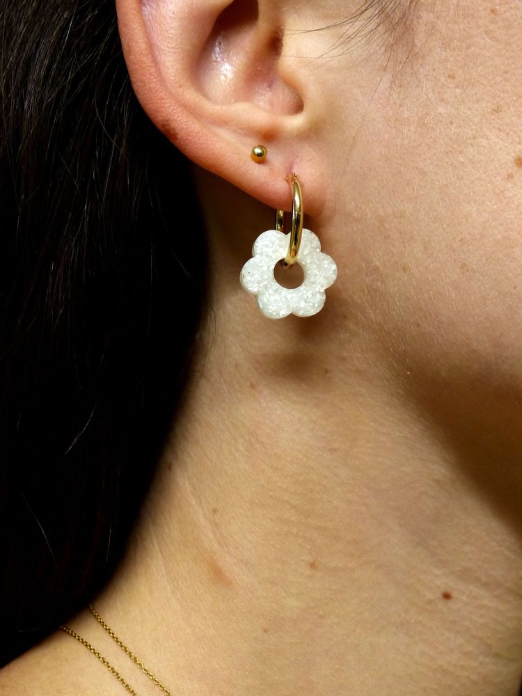 Bijoux - Boucles d’oreilles mini Créoles plaquée or et pendentif fleur en matières recyclée - Materialys - MATERIALYS