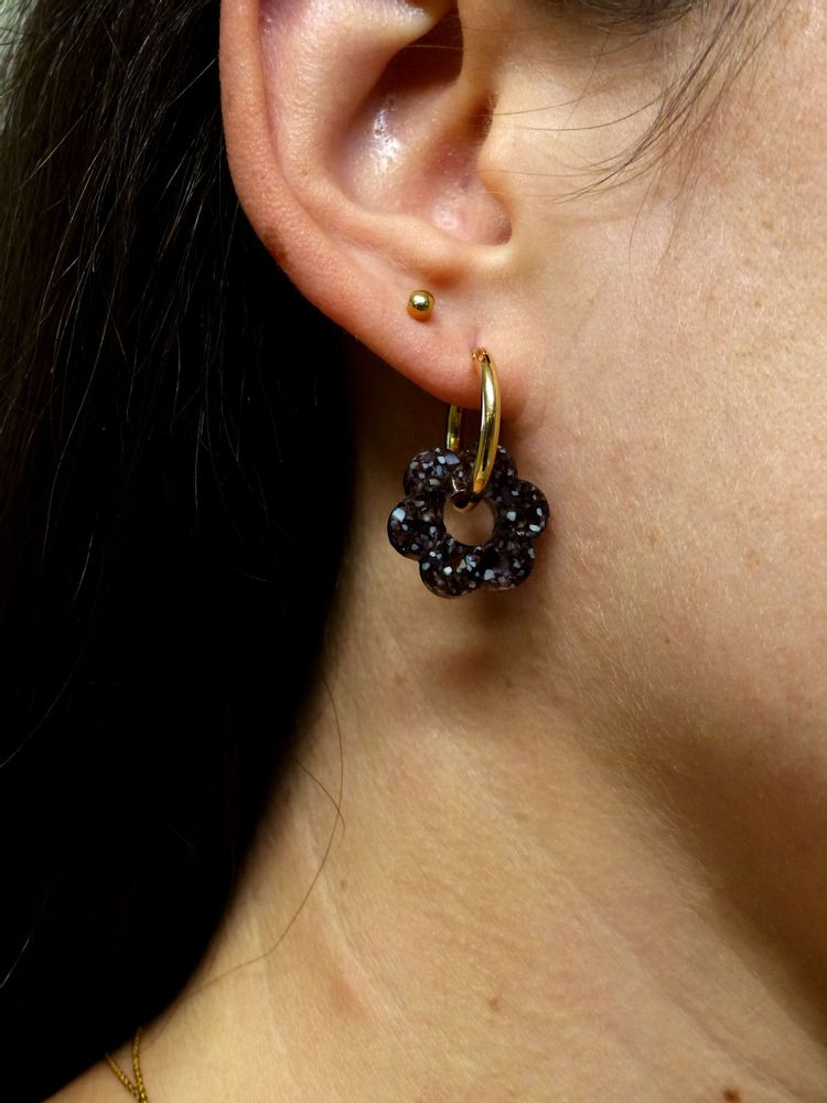 Bijoux - Boucles d’oreilles mini Créoles plaquée or et pendentif fleur en matières recyclée - Materialys - MATERIALYS