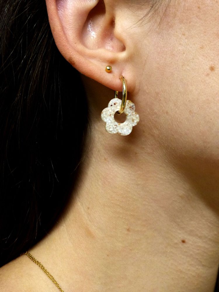 Bijoux - Boucles d’oreilles mini Créoles plaquée or et pendentif fleur en matières recyclée - Materialys - MATERIALYS