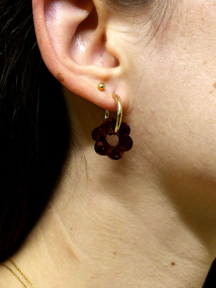 Bijoux - Boucles d’oreilles mini Créoles plaquée or et pendentif fleur en matières recyclée - Materialys - MATERIALYS