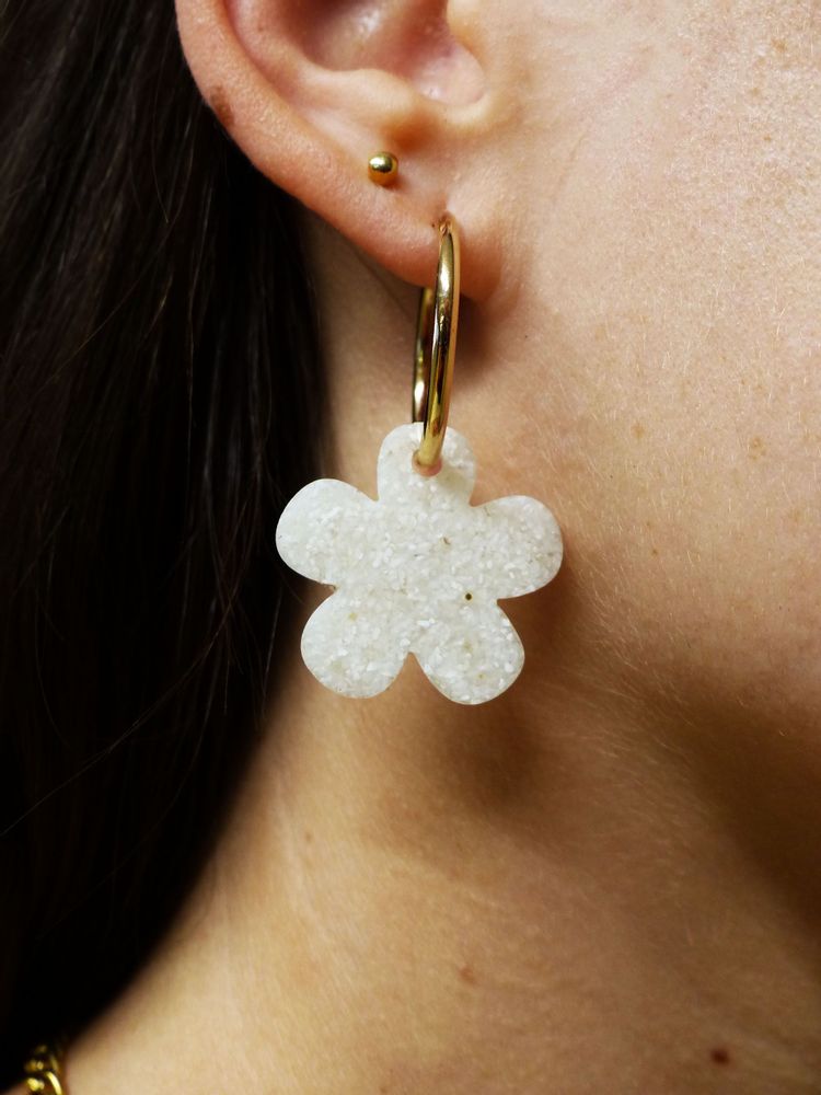 Bijoux - Boucles d’oreilles Créoles plaquée or et pendentif fleur en matières recyclée - Materialys - MATERIALYS