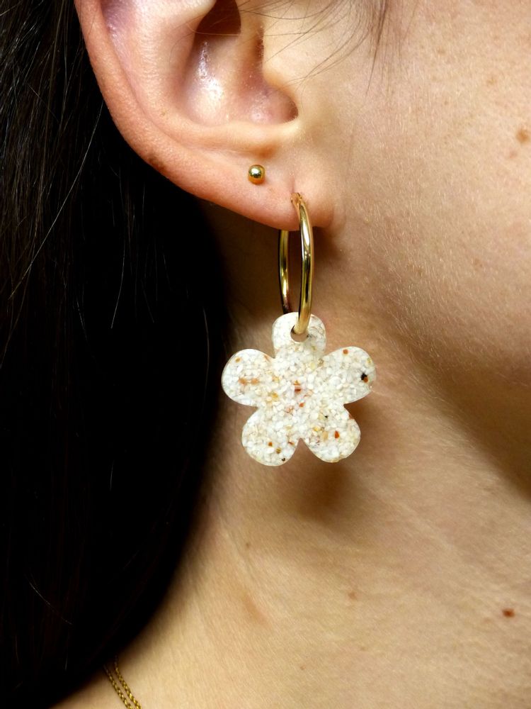 Bijoux - Boucles d’oreilles Créoles plaquée or et pendentif fleur en matières recyclée - Materialys - MATERIALYS