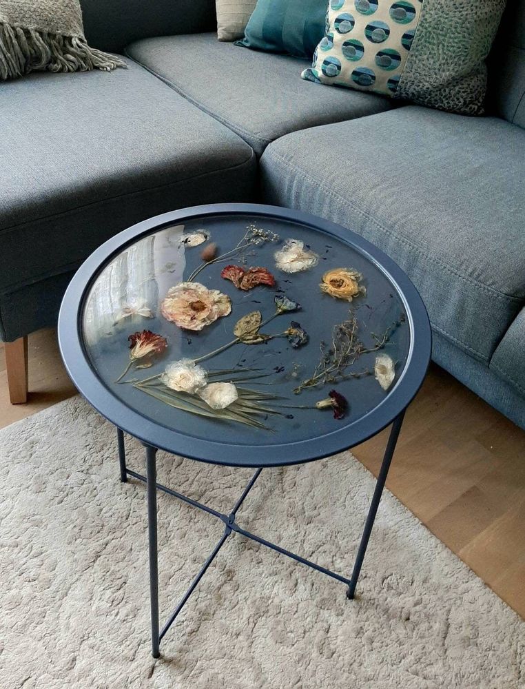 Décorations florales - Table basse en métal en résine bleue avec fleurs naturelles - SI DECO