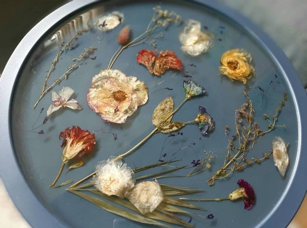 Décorations florales - Table basse en métal en résine bleue avec fleurs naturelles - SI DECO