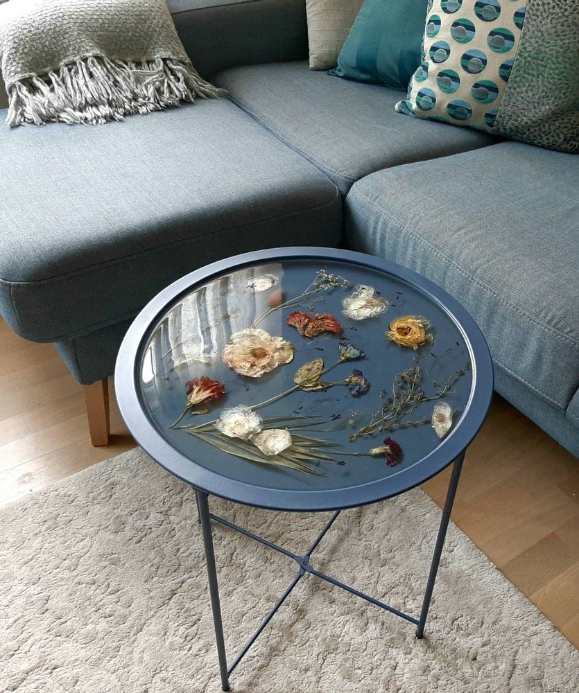 Décorations florales - Table basse en métal en résine bleue avec fleurs naturelles - SI DECO