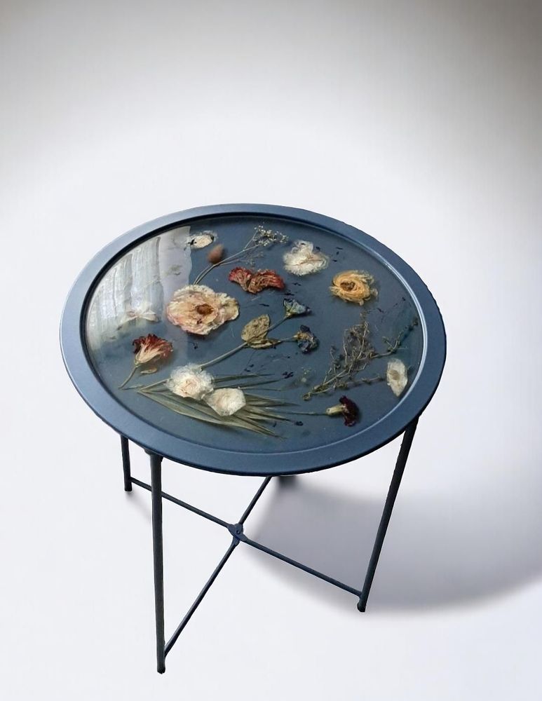 Décorations florales - Table basse en métal en résine bleue avec fleurs naturelles - SI DECO