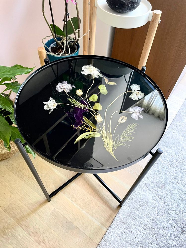 Décorations florales - Table basse en résine avec fleurs naturelles style zen - SI DECO