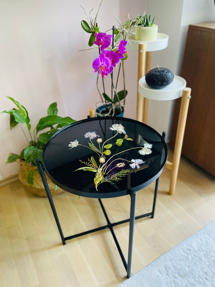 Décorations florales - Table basse en résine avec fleurs naturelles style zen - SI DECO