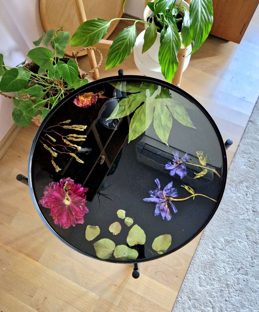Décorations florales - Table basse en résine avec fleurs naturelles - SI DECO