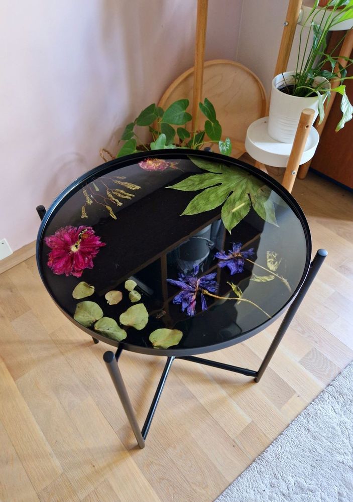 Décorations florales - Table basse en résine avec fleurs naturelles - SI DECO
