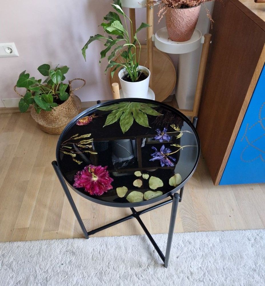 Décorations florales - Table basse en résine avec fleurs naturelles - SI DECO