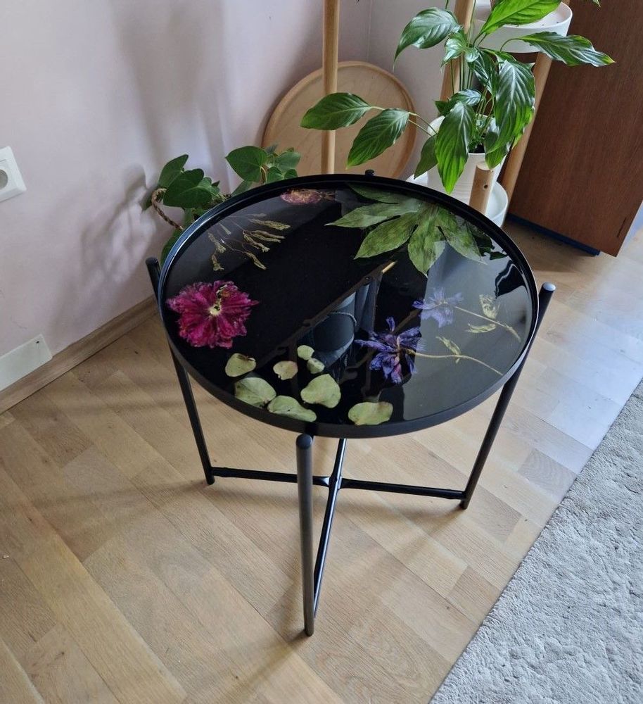 Décorations florales - Table basse en résine avec fleurs naturelles - SI DECO